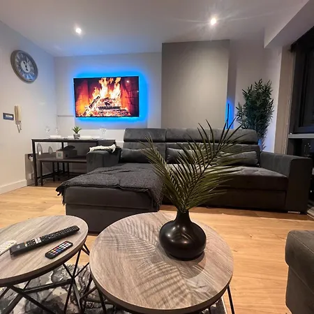 Highrise Sleeps 8 *