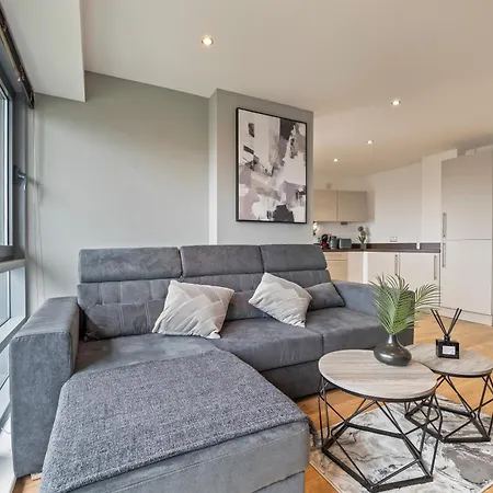 Highrise Sleeps 8 Leeds (West Yorkshire)