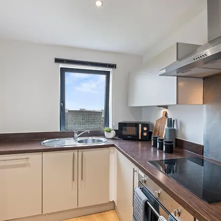 Highrise Sleeps 8 *