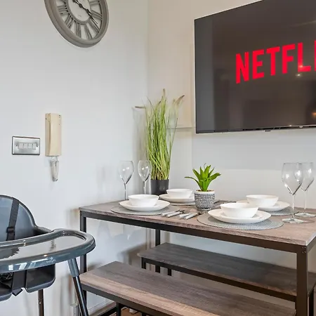 Highrise Sleeps 8 * Leeds (West Yorkshire)