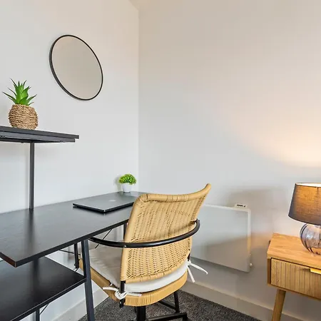 Highrise Sleeps 8 * Leeds (West Yorkshire)