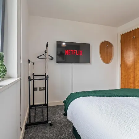 Highrise Sleeps 8 *