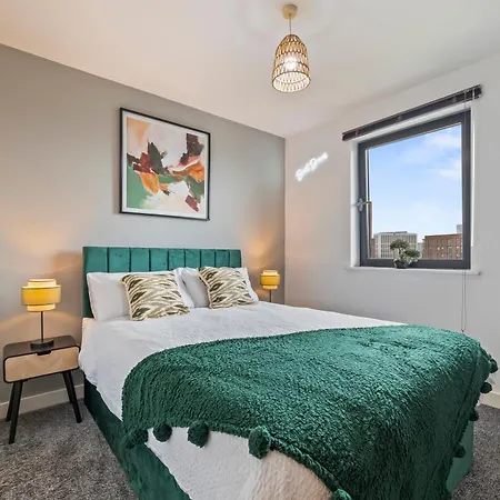 Highrise Sleeps 8 * Leeds (West Yorkshire)
