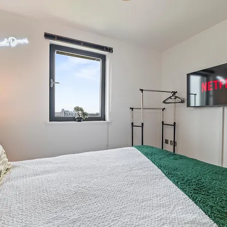 Highrise Sleeps 8