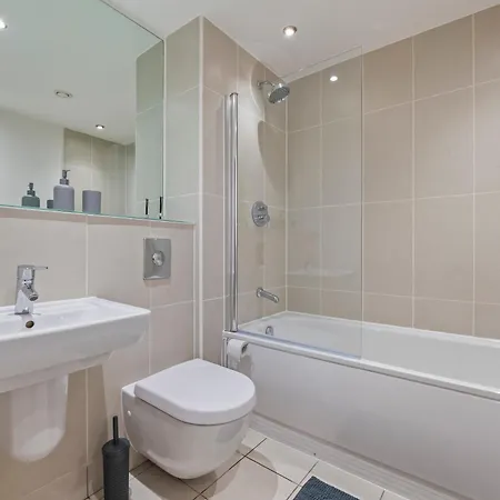 Highrise Sleeps 8 Leeds (West Yorkshire)
