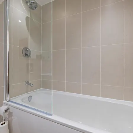 Highrise Sleeps 8 * Leeds (West Yorkshire)