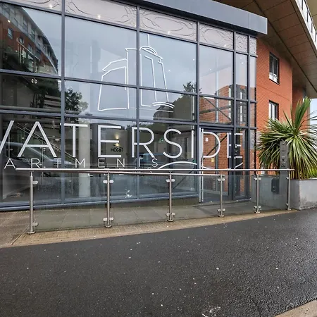 Highrise Sleeps 8 * Leeds (West Yorkshire)